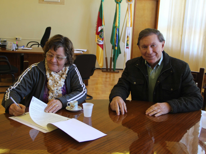 EXECUTIVO ASSINA CONVÊNIO COM ASSOCIAÇÃO DE ARTESÃOS